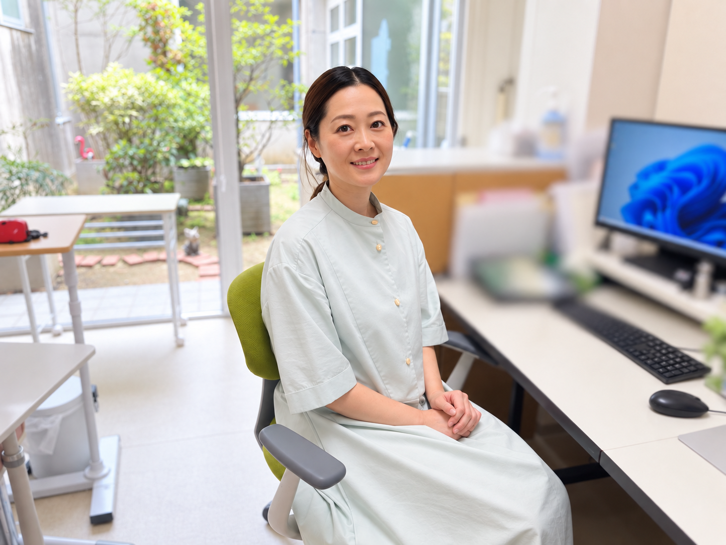 自然光の入る相談室で椅子に座る人物の後ろ姿